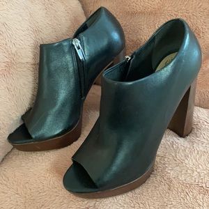 Vince Camuto Kyrie Peep Toe Black Block Heel Sz 8